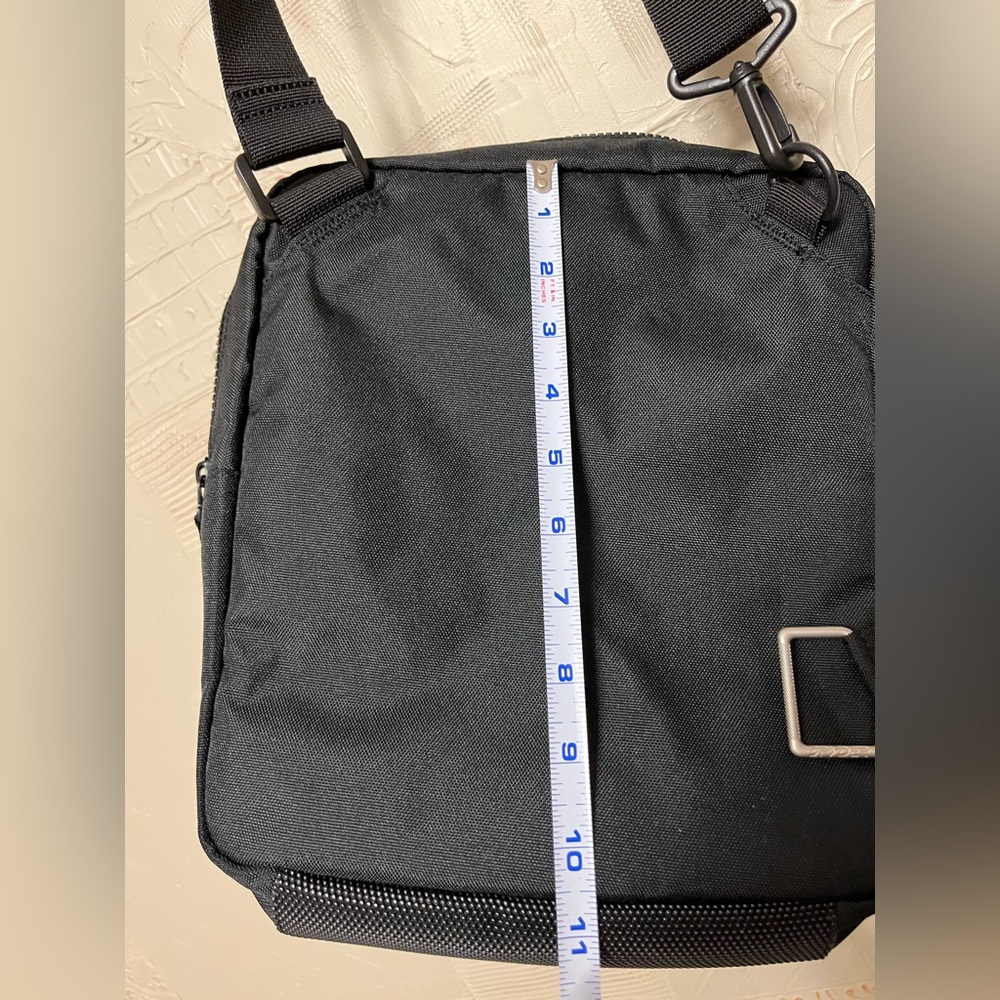 Like new black Spyder messenger cross body iPad nylon bag adjustable strap - Picture 4 of 15